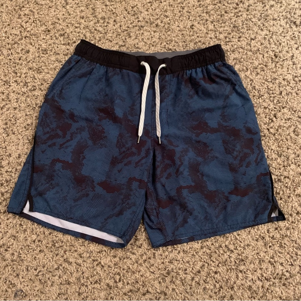 Vuori Mens Shorts Blue Size S Small 7” Inseam Striped Lined Kore Short AOP